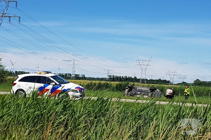 Auto belandt op zijn kant