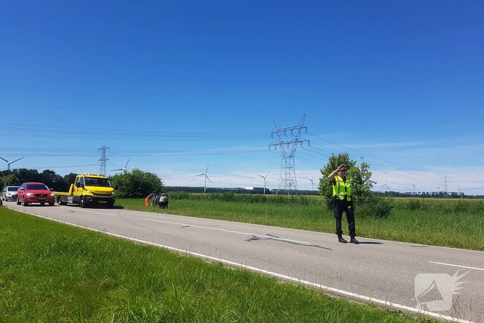 Auto belandt op zijn kant
