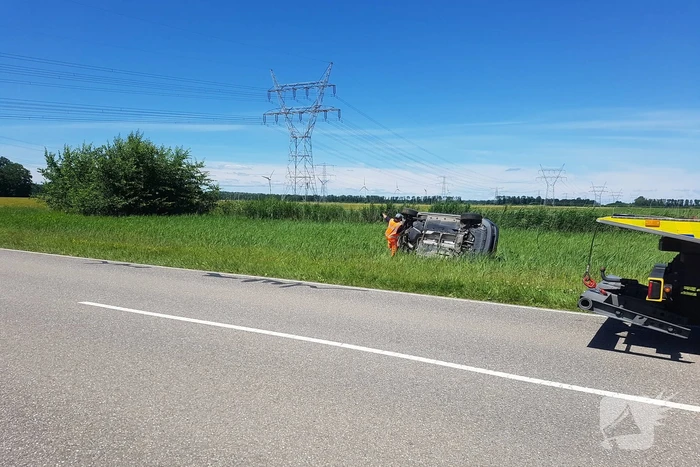 Auto belandt op zijn kant