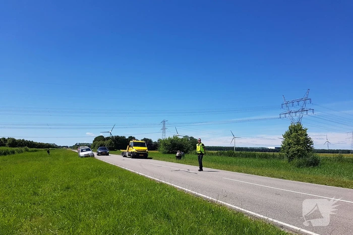 Auto belandt op zijn kant