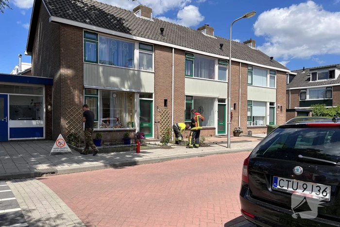 Gaslekkage in voortuin van woning