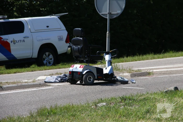 Overstekende scootmobiel aangereden door vrachtwagen