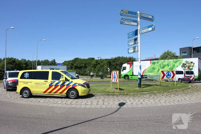 Overstekende scootmobiel aangereden door vrachtwagen