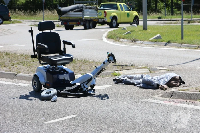Overstekende scootmobiel aangereden door vrachtwagen