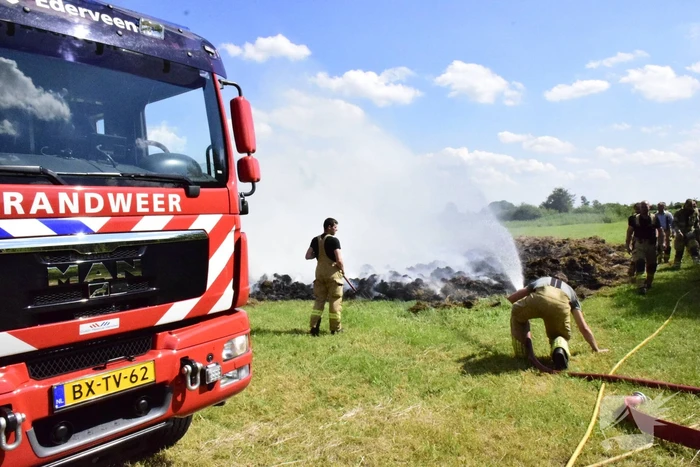 Hooi in weiland vliegt in brand