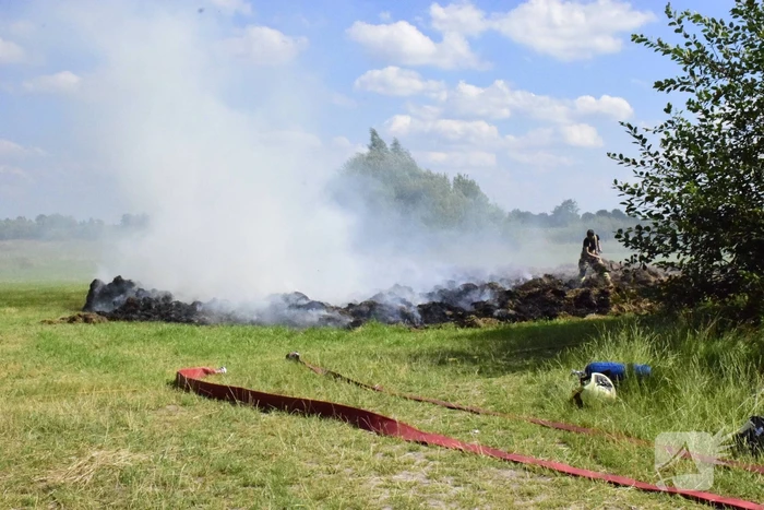 Hooi in weiland vliegt in brand
