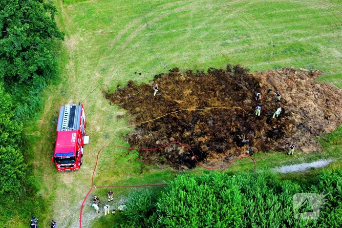 Hooi in weiland vliegt in brand