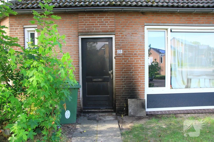 Voordeur van woning in brand