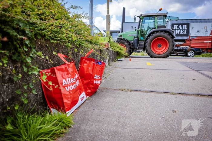 Nieuwe ploeg boeren blokkeren distributiecentrum Boni