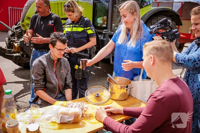 Nieuwe ploeg boeren blokkeren distributiecentrum Boni