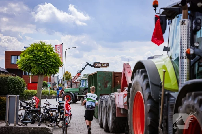 Nieuwe ploeg boeren blokkeren distributiecentrum Boni