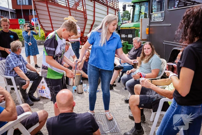 Nieuwe ploeg boeren blokkeren distributiecentrum Boni