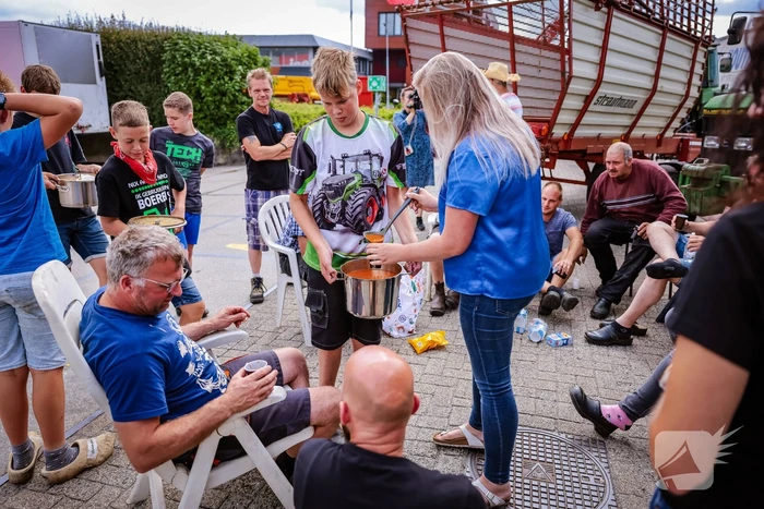 Nieuwe ploeg boeren blokkeren distributiecentrum Boni