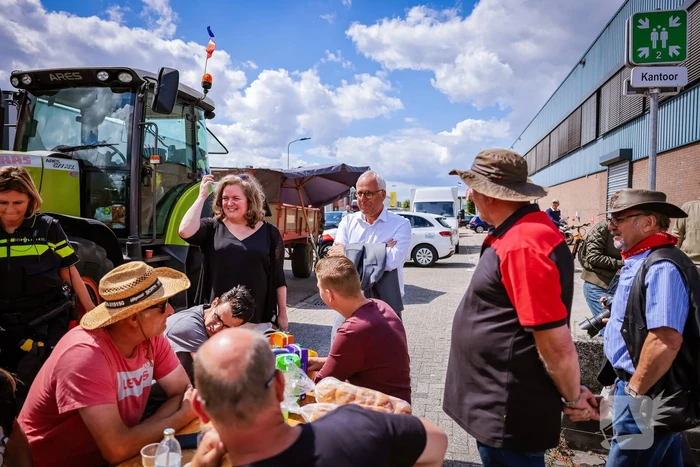 Nieuwe ploeg boeren blokkeren distributiecentrum Boni