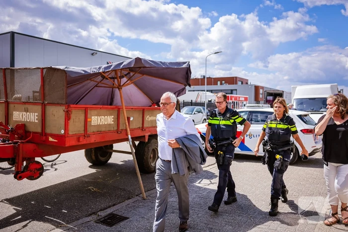 Nieuwe ploeg boeren blokkeren distributiecentrum Boni