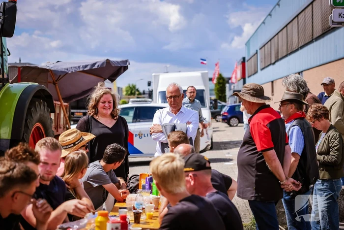 Nieuwe ploeg boeren blokkeren distributiecentrum Boni