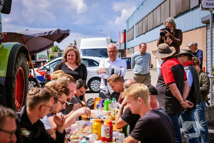 Nieuwe ploeg boeren blokkeren distributiecentrum Boni