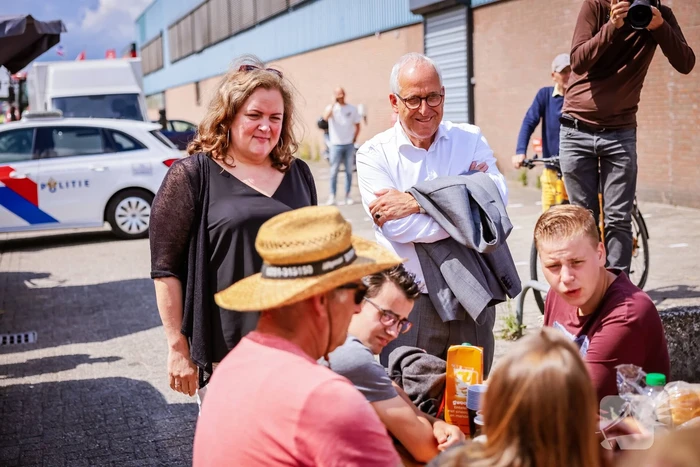Nieuwe ploeg boeren blokkeren distributiecentrum Boni