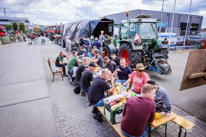 Nieuwe ploeg boeren blokkeren distributiecentrum Boni