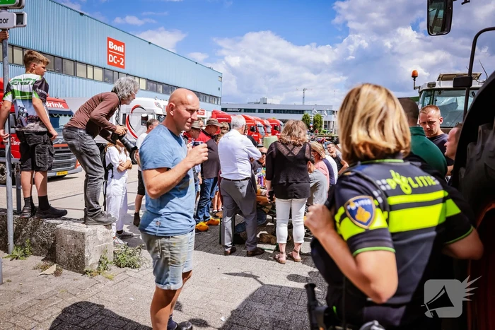 Nieuwe ploeg boeren blokkeren distributiecentrum Boni