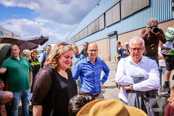 Nieuwe ploeg boeren blokkeren distributiecentrum Boni