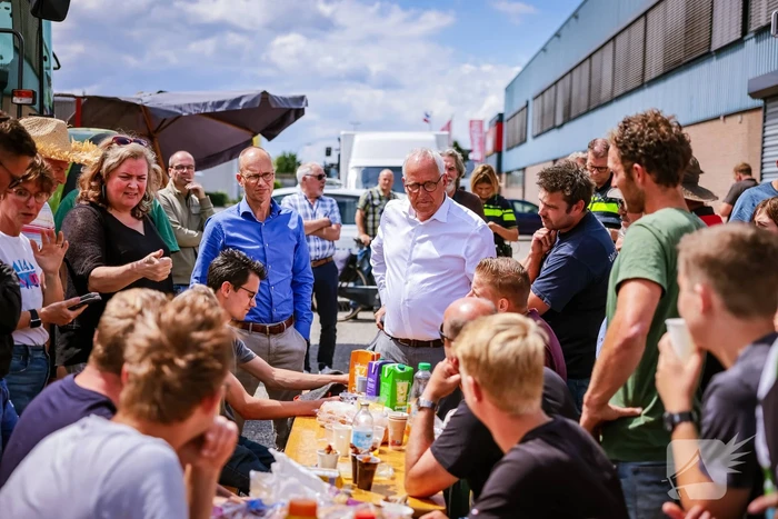 Nieuwe ploeg boeren blokkeren distributiecentrum Boni