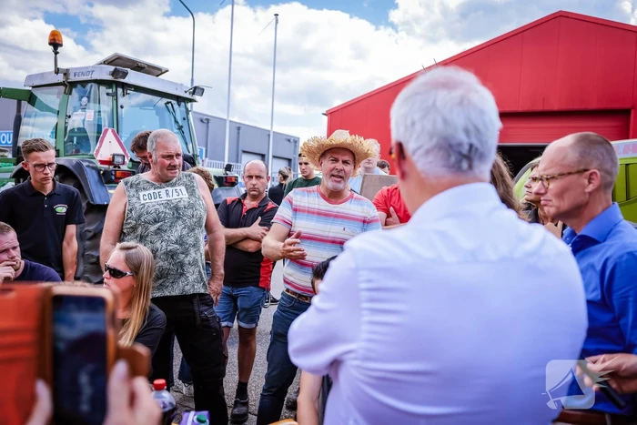 Nieuwe ploeg boeren blokkeren distributiecentrum Boni