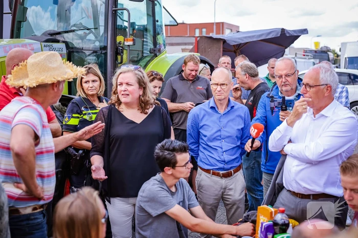 Nieuwe ploeg boeren blokkeren distributiecentrum Boni