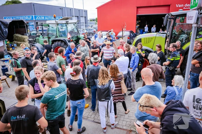 Nieuwe ploeg boeren blokkeren distributiecentrum Boni