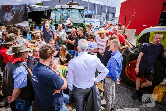 Nieuwe ploeg boeren blokkeren distributiecentrum Boni