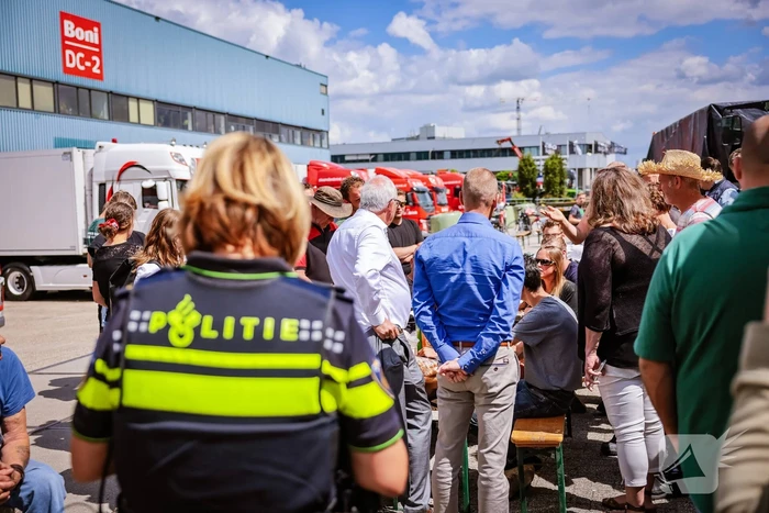 Nieuwe ploeg boeren blokkeren distributiecentrum Boni