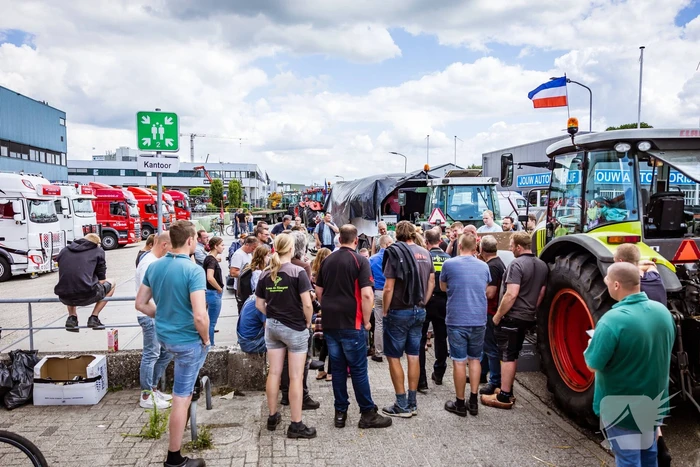 Nieuwe ploeg boeren blokkeren distributiecentrum Boni