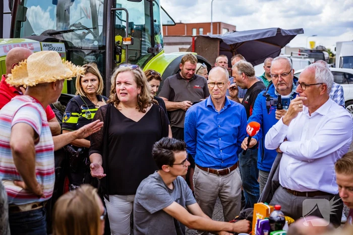 Nieuwe ploeg boeren blokkeren distributiecentrum Boni