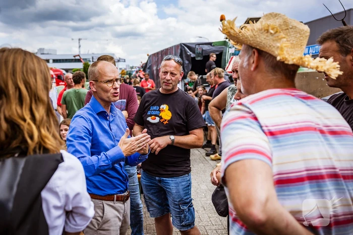 Nieuwe ploeg boeren blokkeren distributiecentrum Boni
