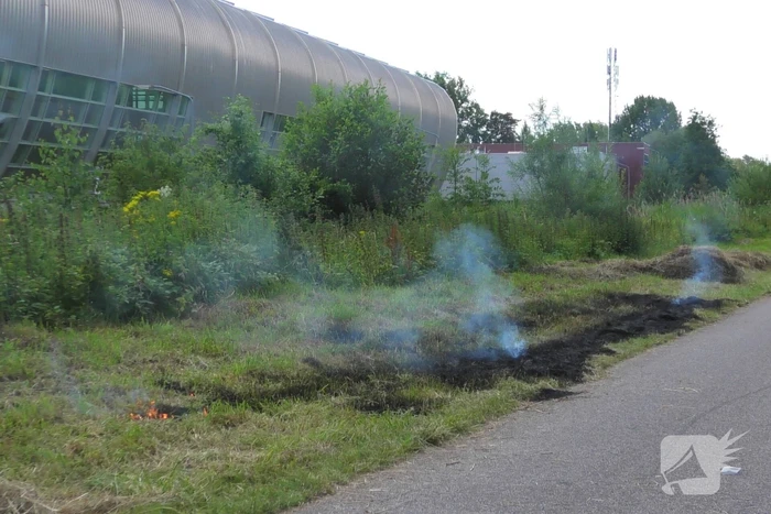 Brand in berm snel geblust