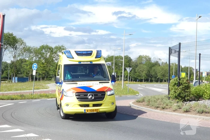 Persoon met spoed naar ziekenhuis gebracht na val in water