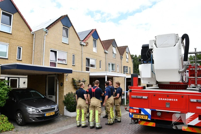 Vastzittende zwaluw door brandweer gered