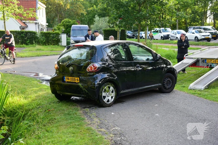 Auto belandt in water