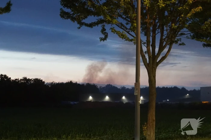 Dikke rookwolken bij brand in loods