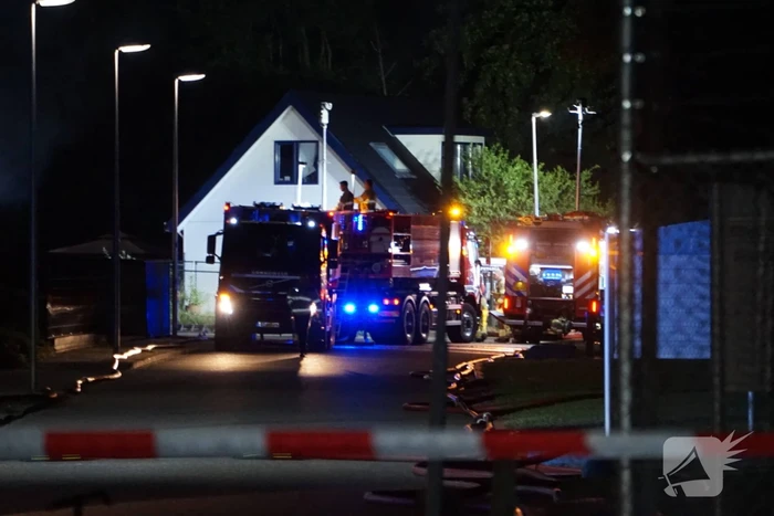 Dikke rookwolken bij brand in loods