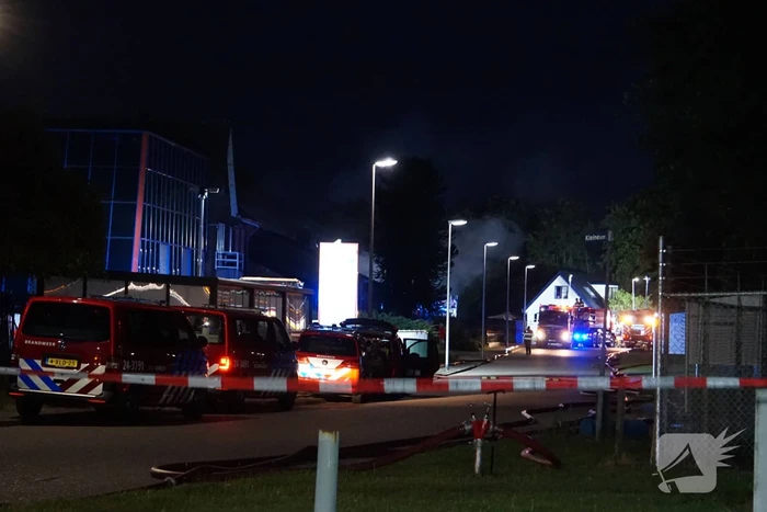 Dikke rookwolken bij brand in loods