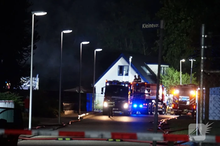 Dikke rookwolken bij brand in loods