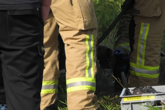 Hondje ontsnapt aan baasje en plonst in sloot