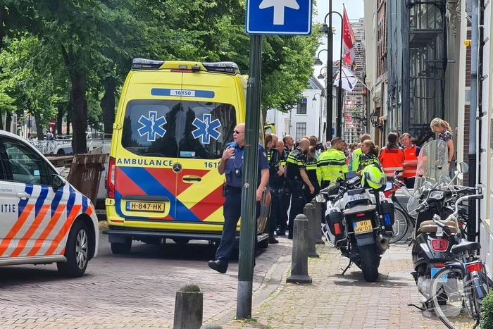 Traumahelikopter landt voor gewonde man