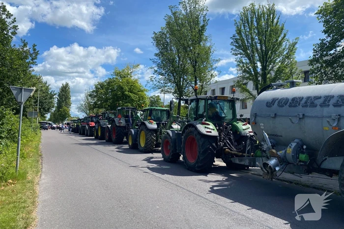 Boeren voeren actie bij cellencomplex
