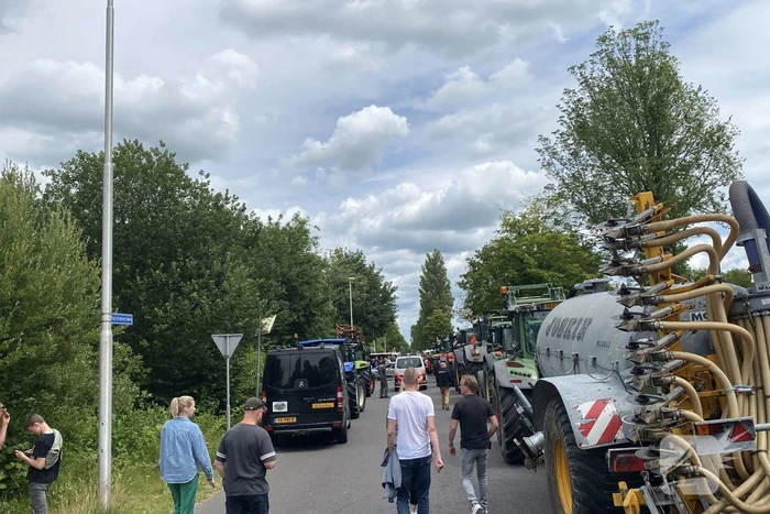 Boeren voeren actie bij cellencomplex