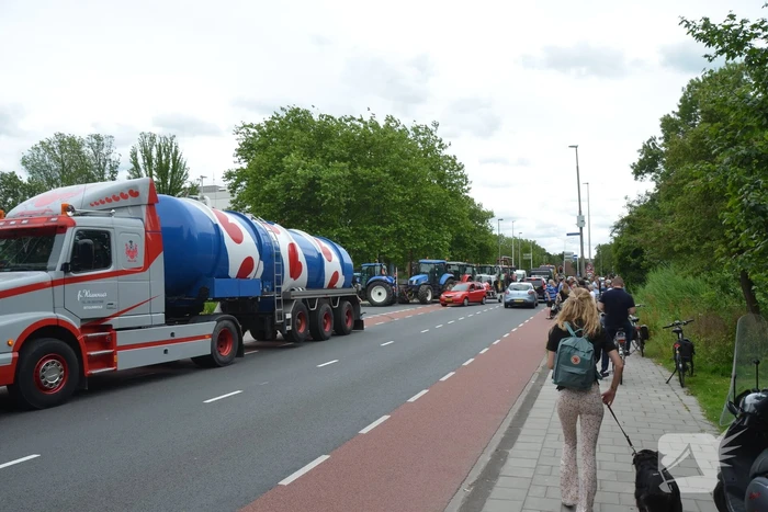 Boeren voeren actie bij cellencomplex