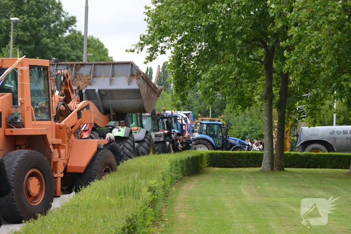 Boeren voeren actie bij cellencomplex