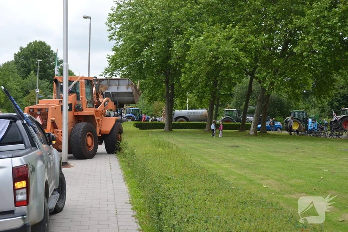 Boeren voeren actie bij cellencomplex
