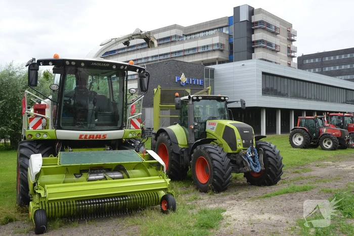 Boeren voeren actie bij cellencomplex